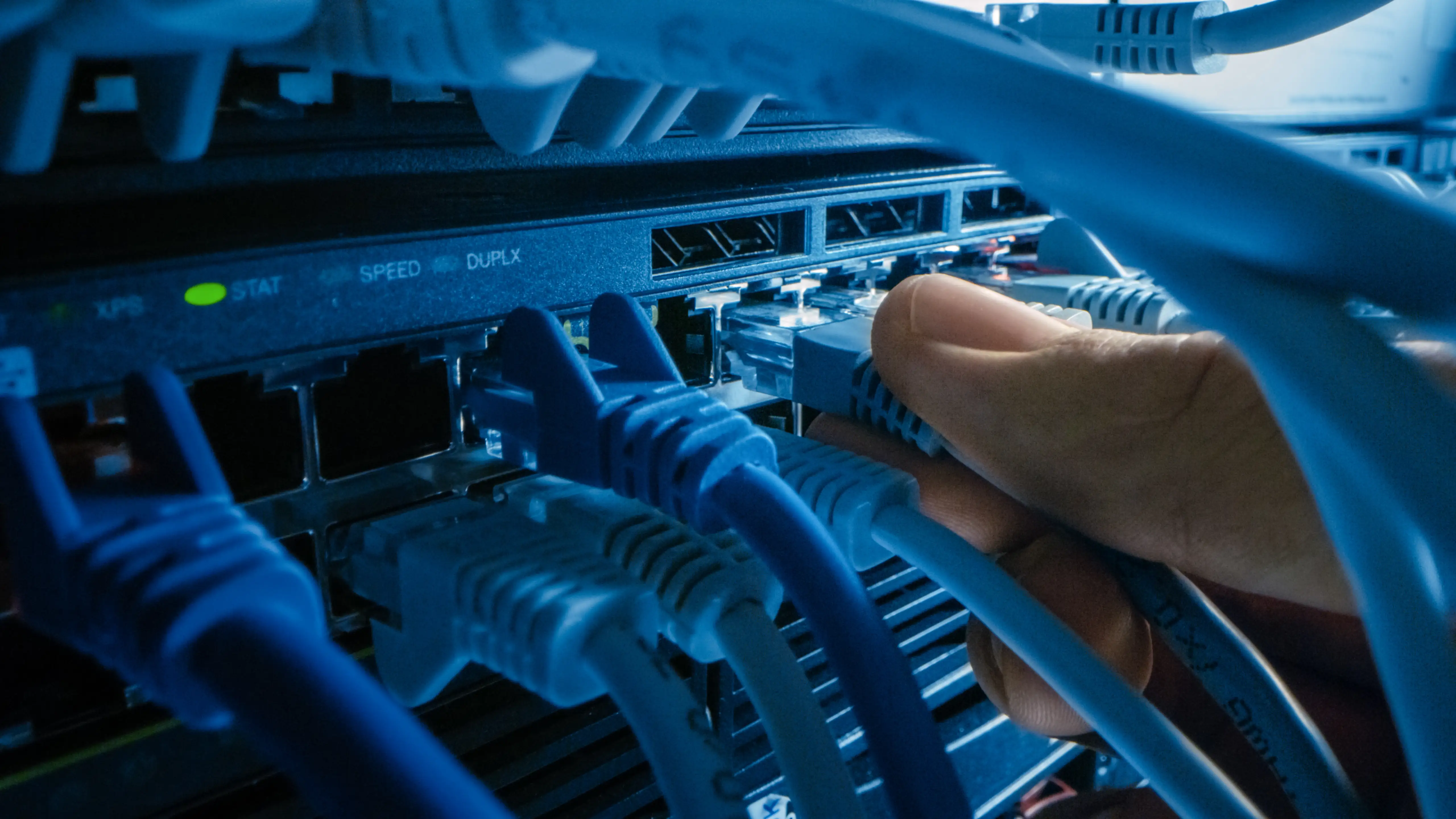 Telekommunikations-Rack mit redundantem Netzteil und PMBus zur Remote-Überwachung des Stromversorgungsstatus